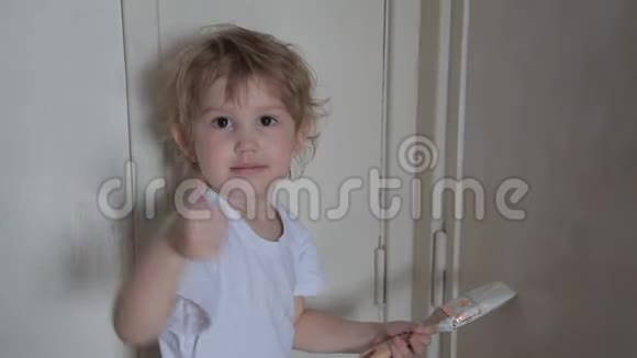 小可爱开朗的女孩用刷子和油漆门表现得像视频的预览图
