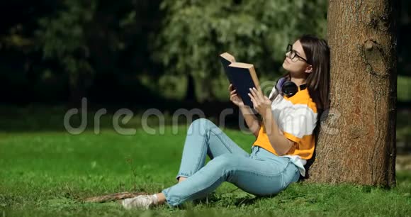 公园树下的女人读书视频的预览图