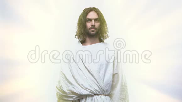 仁慈的耶稣在明亮的背景下看着镜头主的恩典视频的预览图