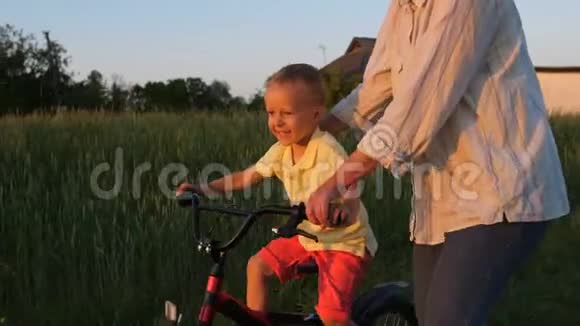第一次和奶奶骑自行车快乐视频的预览图
