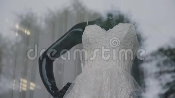 漂亮的婚纱在人体模型上视频的预览图