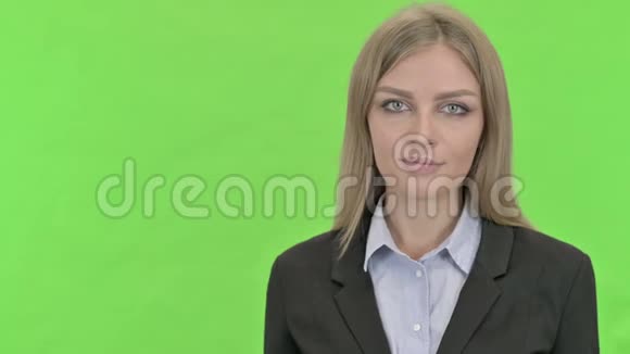 年轻女商人举行了反对ChromaKey的模范之家视频的预览图