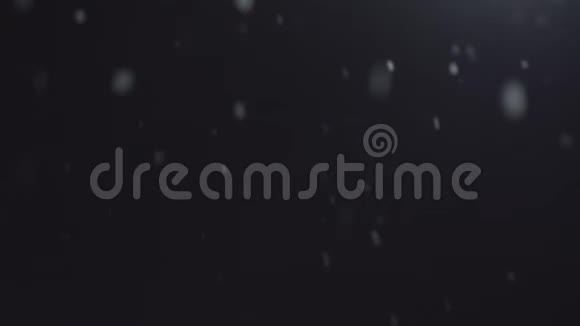 雪落在黑色背景在夜间冬季4K用于屏幕覆盖和混合模式的镜头使用暴风雪视频的预览图