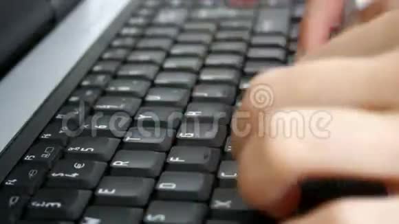 在键盘上打字视频的预览图
