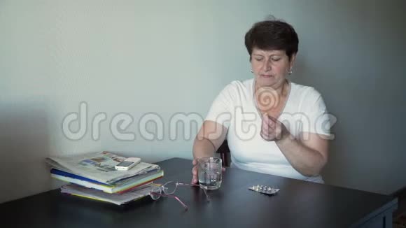 老年妇女服药视频的预览图