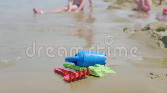 儿童玩具在热带沙滩家庭度假塑料铲子玩具供孩子在海边玩海滩概念视频的预览图