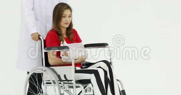 医生推着轮椅视频的预览图