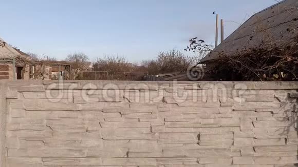 一个用石头做的栅栏视频的预览图