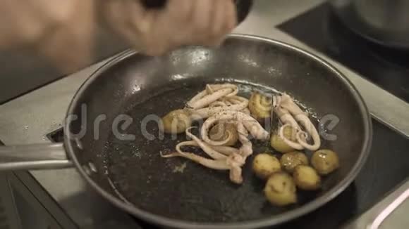 餐厅里厨师用章鱼煎小土豆视频的预览图
