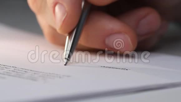 商务人员签署合同法律协议或文件的特写镜头人是通过签署文件来批准文件的视频的预览图