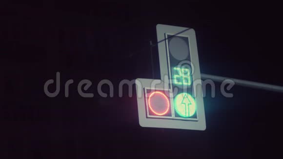 夜城的红绿灯视频的预览图