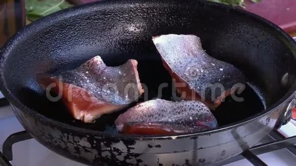 生三文鱼由厨师烹制视频的预览图