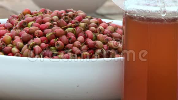 一杯茶旁边的凌冬莓碗视频的预览图
