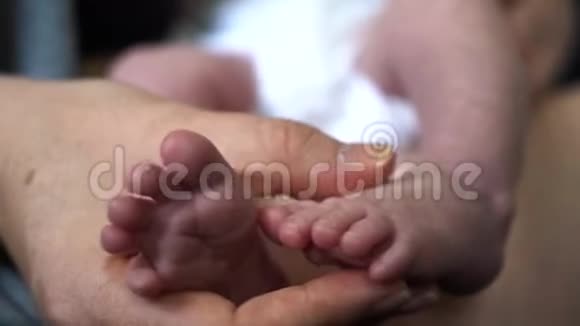 小可爱的小脚宝宝小新生宝宝妈妈手里的脚特写视频的预览图