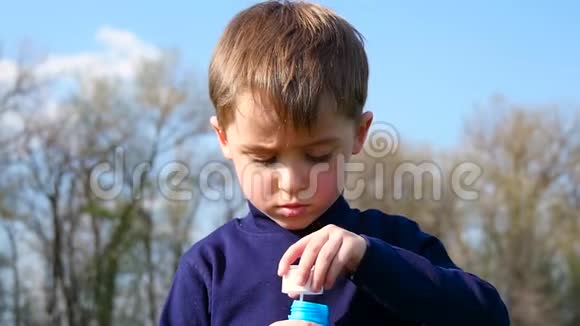 小孩在蓝天上吹肥皂泡视频的预览图