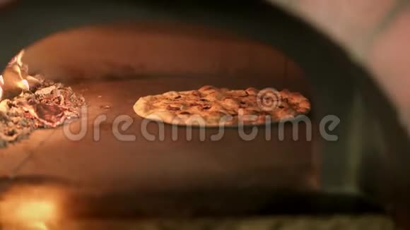 在烤箱里用手拿的素食披萨烹饪视频的预览图