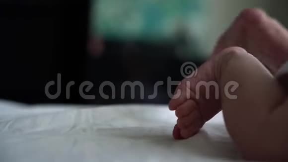 小可爱的小脚宝宝新生婴儿的小脚特写视频的预览图