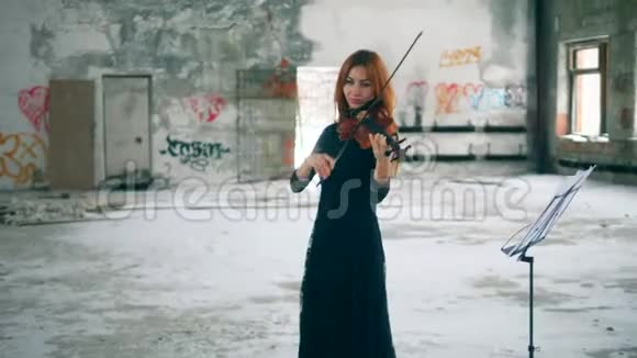 空房间里有一个女小提琴手在演奏乐器视频的预览图