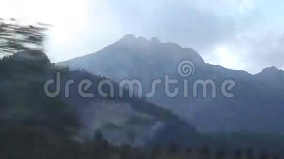 陡峭的火车山视频的预览图