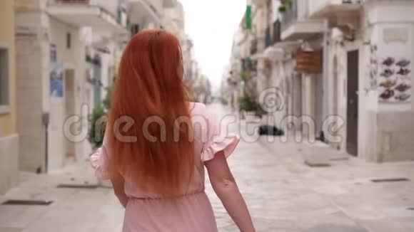 意大利波利尼亚诺阿马雷大街上的快乐女游客视频的预览图