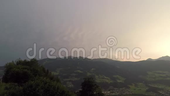 日落时分属于阿尔卑斯山上一场严重雷暴的猛犸象云的时间流逝视频的预览图