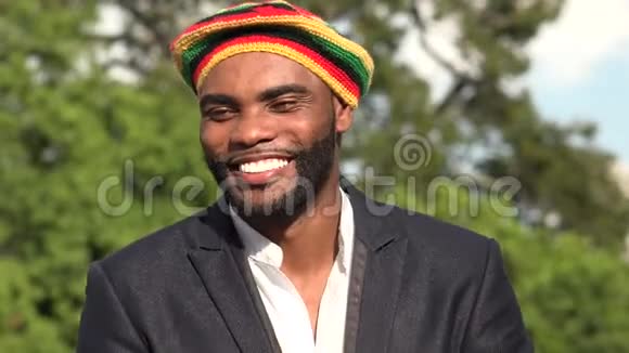 快乐的牙买加人唱歌视频的预览图