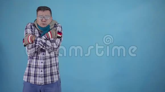 被冻住的人戴着手套戴着一条蓝色背景的围巾视频的预览图
