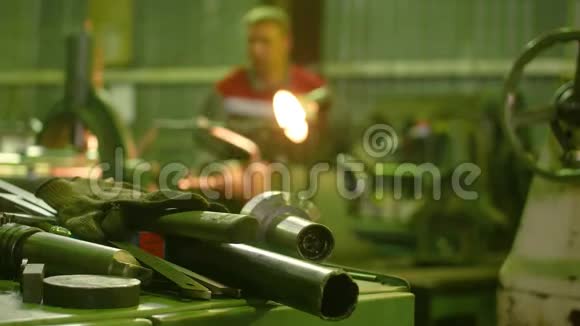 金属工业工厂手工车床统一操作工人视频的预览图