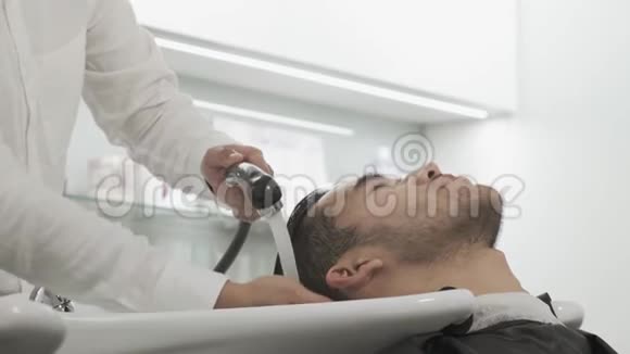 发型师的亚洲男画像视频的预览图