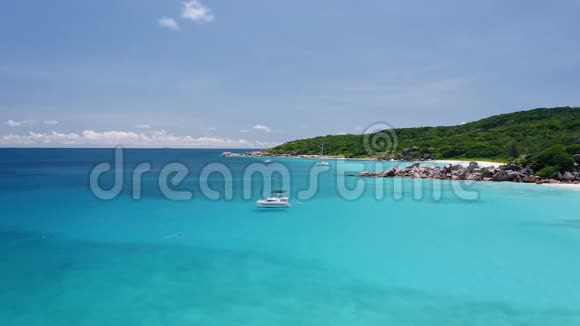 鸟瞰豪华双体游艇停泊在令人惊叹的热带沙滩上透明的绿松石蓝色视频的预览图