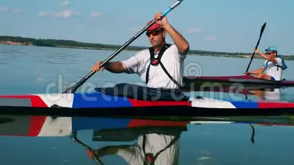 男船友正在驾驶独木舟视频的预览图