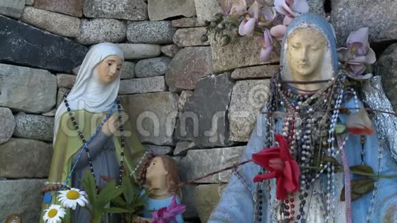 围绕着玛丽的雕像包裹着玫瑰视频的预览图