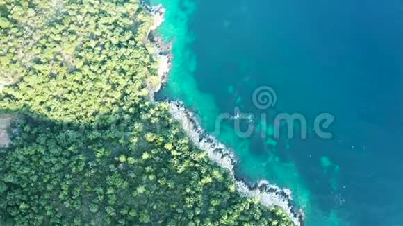 在靠近岩石海岸和图尔奎斯海水的道路上飞行的无人机视频的预览图