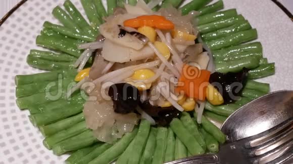 中餐厅姜汁蔬菜的运动视频的预览图