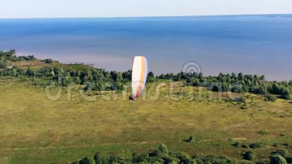 运动员用滑翔伞飞过一个场地视频的预览图