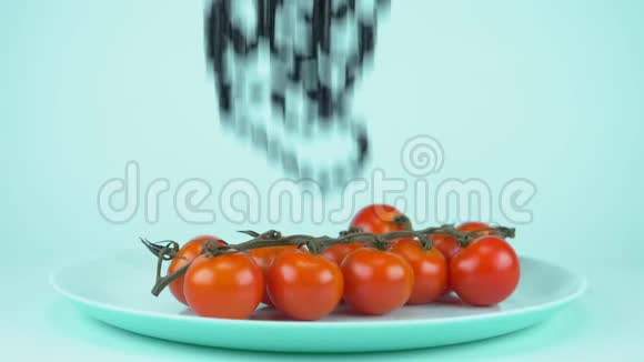 食物设计盘子上樱桃番茄的一个分支黑色珠子从上面掉下来视频的预览图