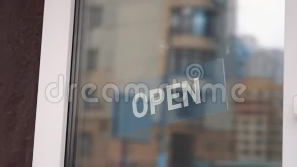欢迎在咖啡厅门口打开标志在商店门口打开标志开放的招牌视频的预览图