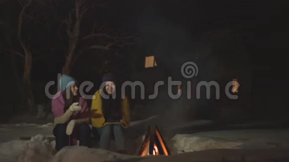 女孩子在火边呆在一起视频的预览图