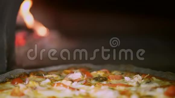 烤箱里烤的新鲜海鲜比萨饼的宏图视频的预览图