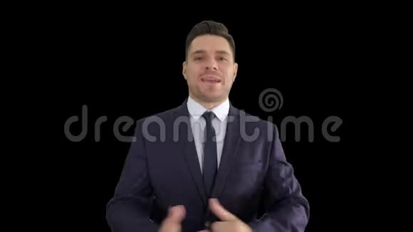穿着正式服装的男人对着镜头说话用非常有表现力和积极的方式做手势阿尔法频道视频的预览图
