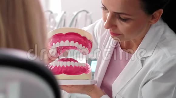 牙医和病人在检查时交谈视频的预览图