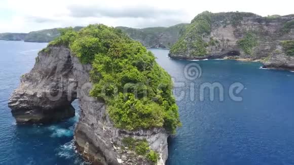 热带景色海洋中巨大的悬崖和岩石蓝色的水阳光明媚4k视频的预览图