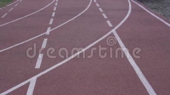 主题体育与健康特写跑步体育场盖橡胶跑步机轨道橡胶绕着马路跑视频的预览图