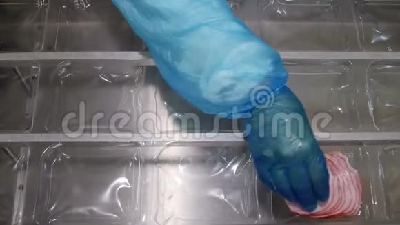 猪肉火腿片在肉类加工厂小盒包装视频的预览图