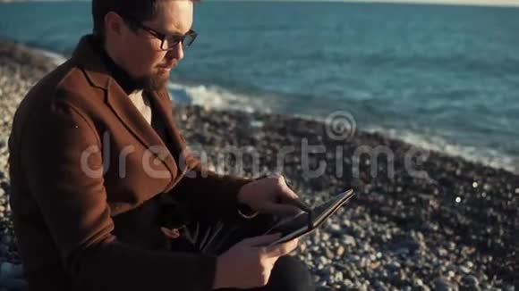 海滩上戴眼镜的成年人视频的预览图