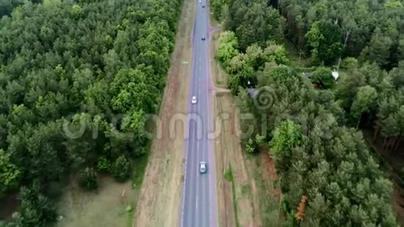夏日森林乡村柏油路汽车驾驶的鸟瞰图视频的预览图