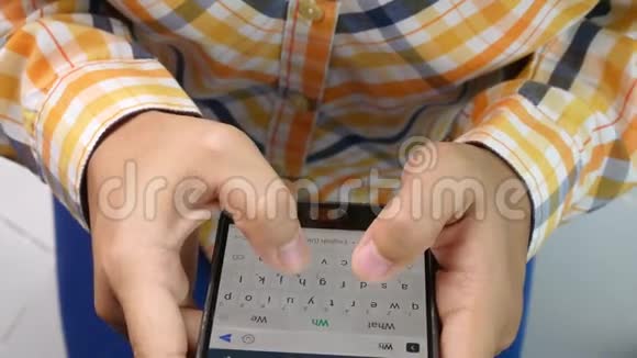 年轻女子在手机上键入短信与朋友聊天视频的预览图