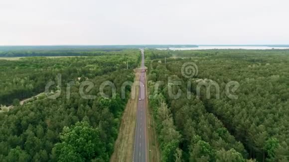 夏日森林乡村公路上汽车驾驶的空中景观视频的预览图