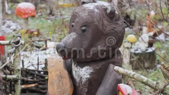 用木头做的装饰熊带玩具熊的熊视频的预览图