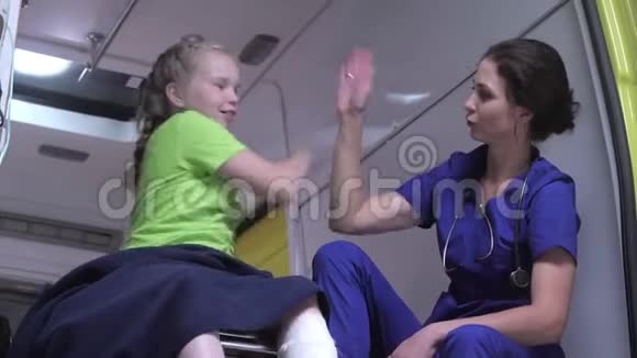 护士和女孩说话胜过她的五岁视频的预览图